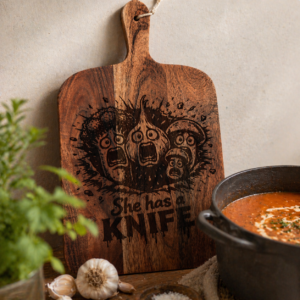 Houten snijplank “She Has a Knife”
