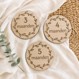Houten Baby Mijlpaalschijven - Krans met hartjes